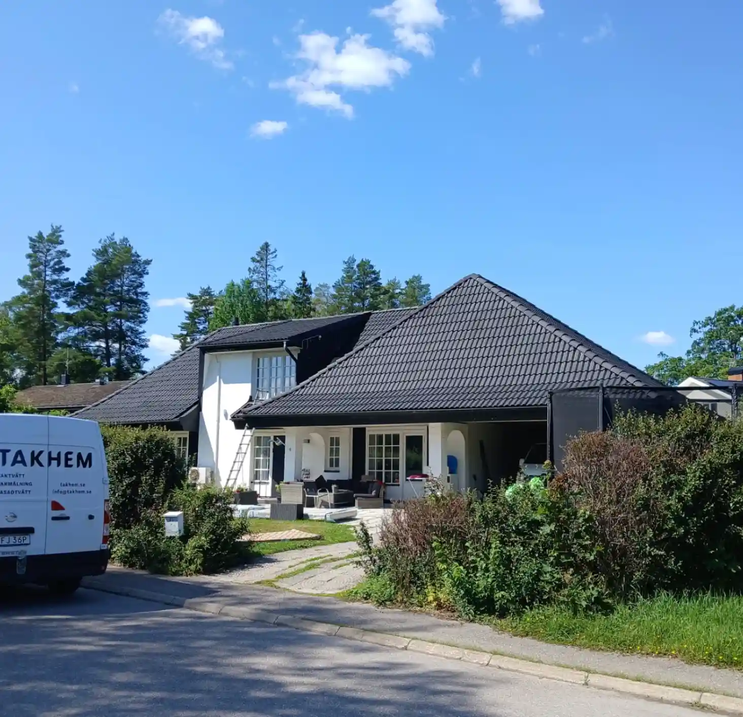 Taktvätt och takmålning på villa med betongpannor i Stockholm